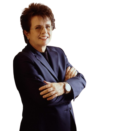 Billie Jean King, seitlich mit verschränkten Armen und einem breiten Lächeln