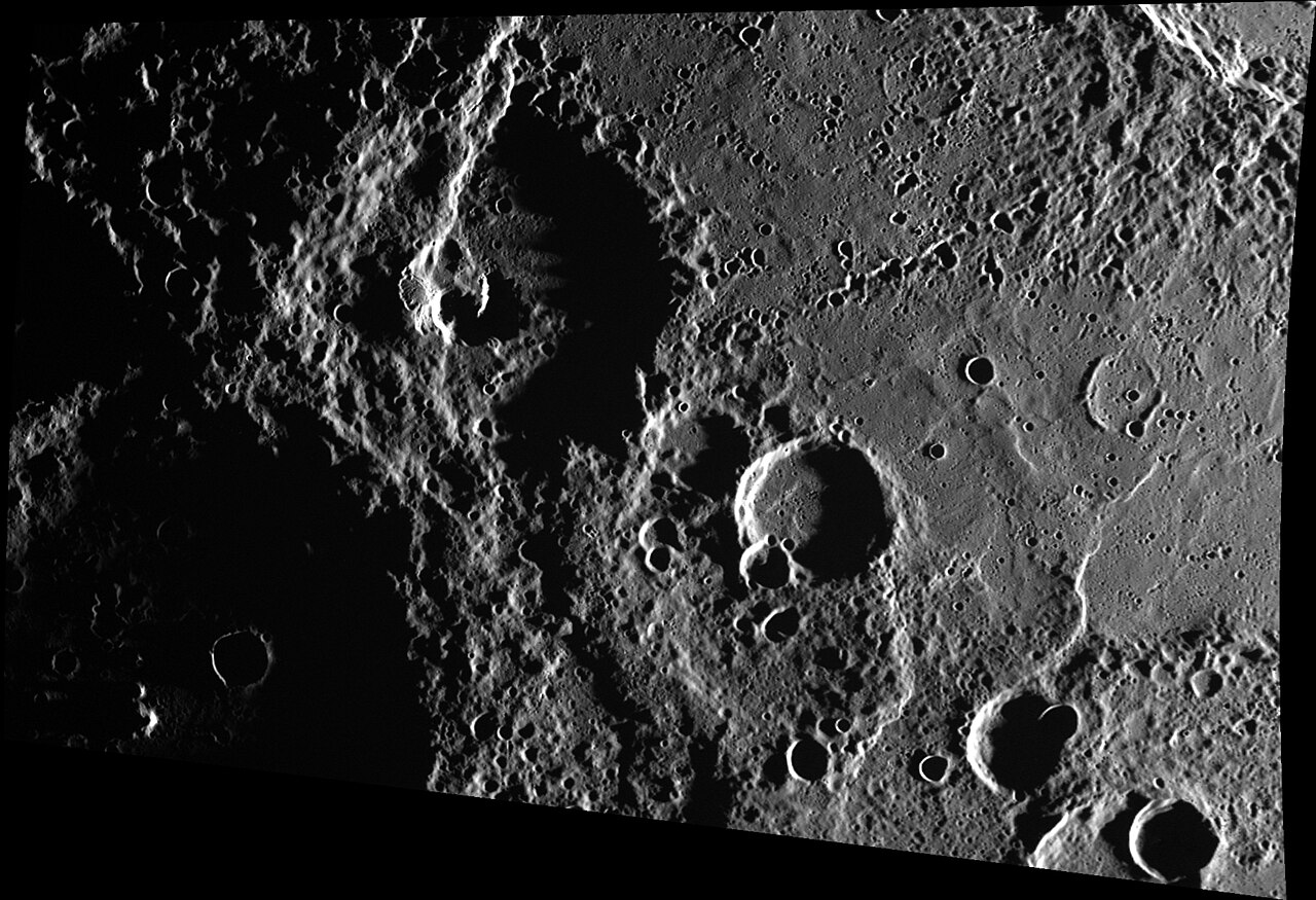 Enheduanna Krater auf dem Merkur, benannt nach der sumerischen Hohepriesterin Enheduanna, der ersten Autorin der Weltliteratur