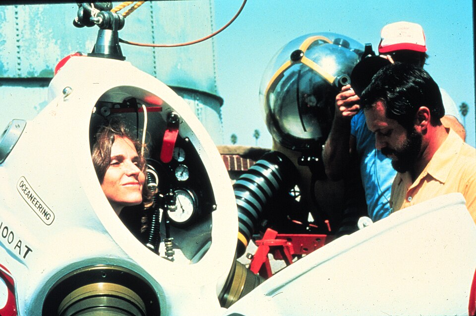 Sylvia Earle im Gim Suit bereit zum Tauchgang
