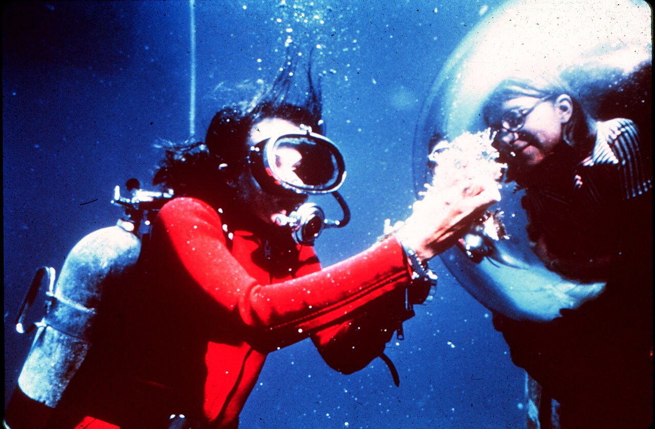 Sylvia Earle unterwasser bei einem Tauchgang