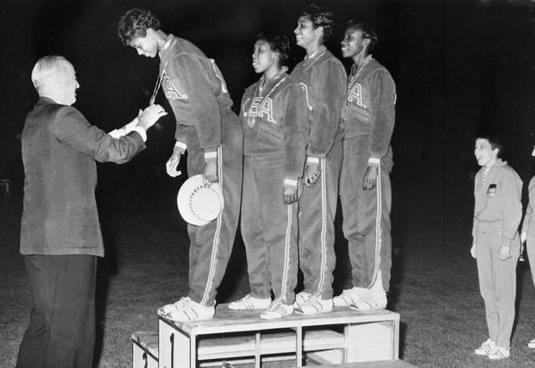 Siegerehrung bei der Olympia Staffel der Frauen, 1960 in Rom