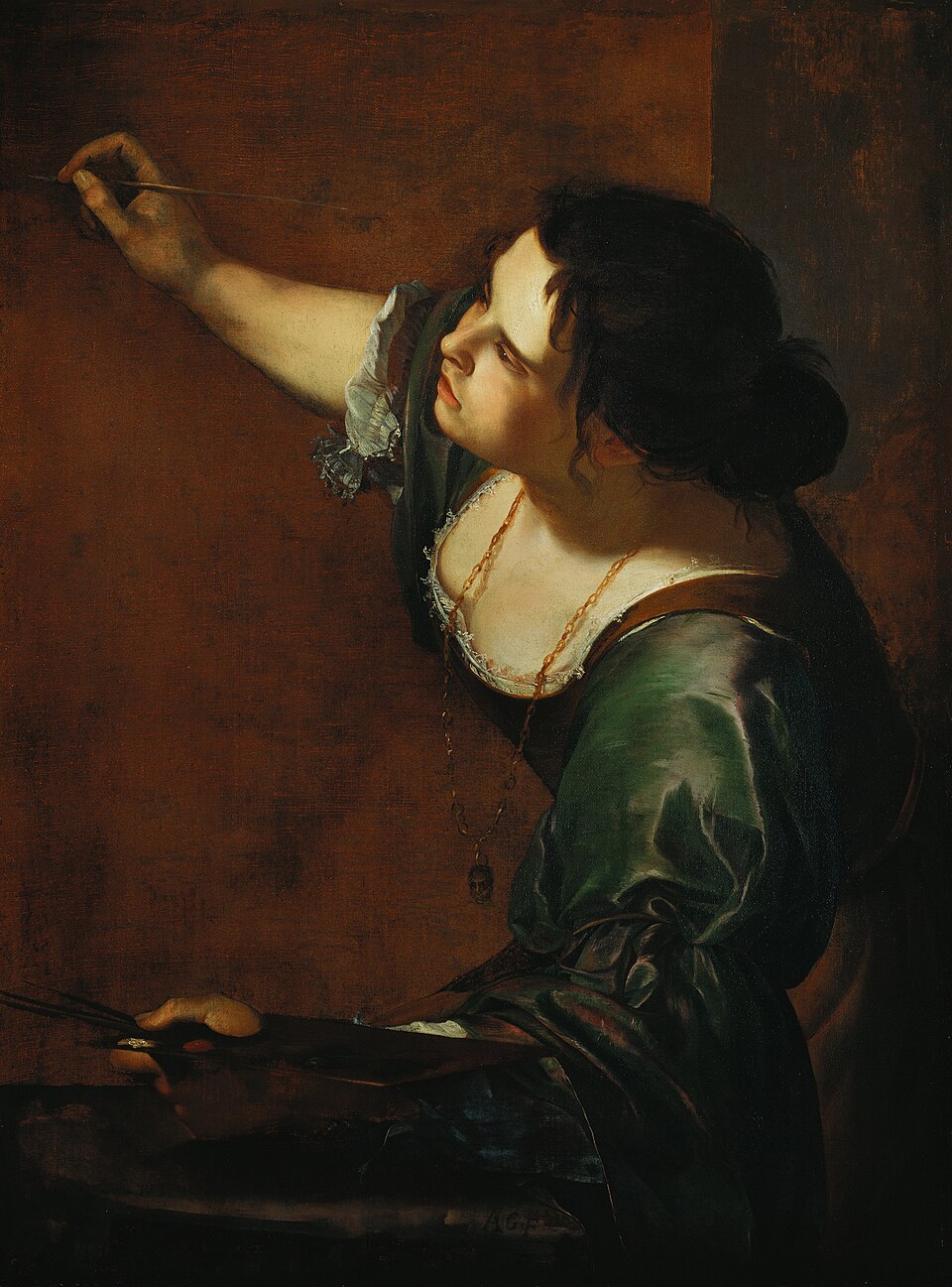 Barockgemälde: Eine Frau in grünem Kleid mit hochgekrempelten Ärmeln beugt sich konzentriert nach vorn und malt mit Pinsel und Palette; sie trägt eine goldene Kette mit Maskenanhänger und wildes, aufgestecktes Haar.