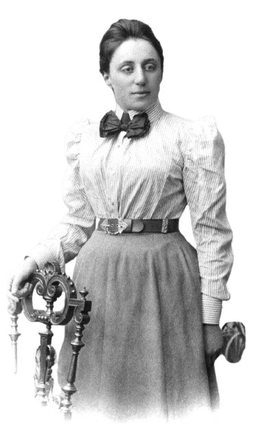 Eine brunette Frau in weißer Bluse und grauem Hüftrock und Fliege namens Emmy Noether